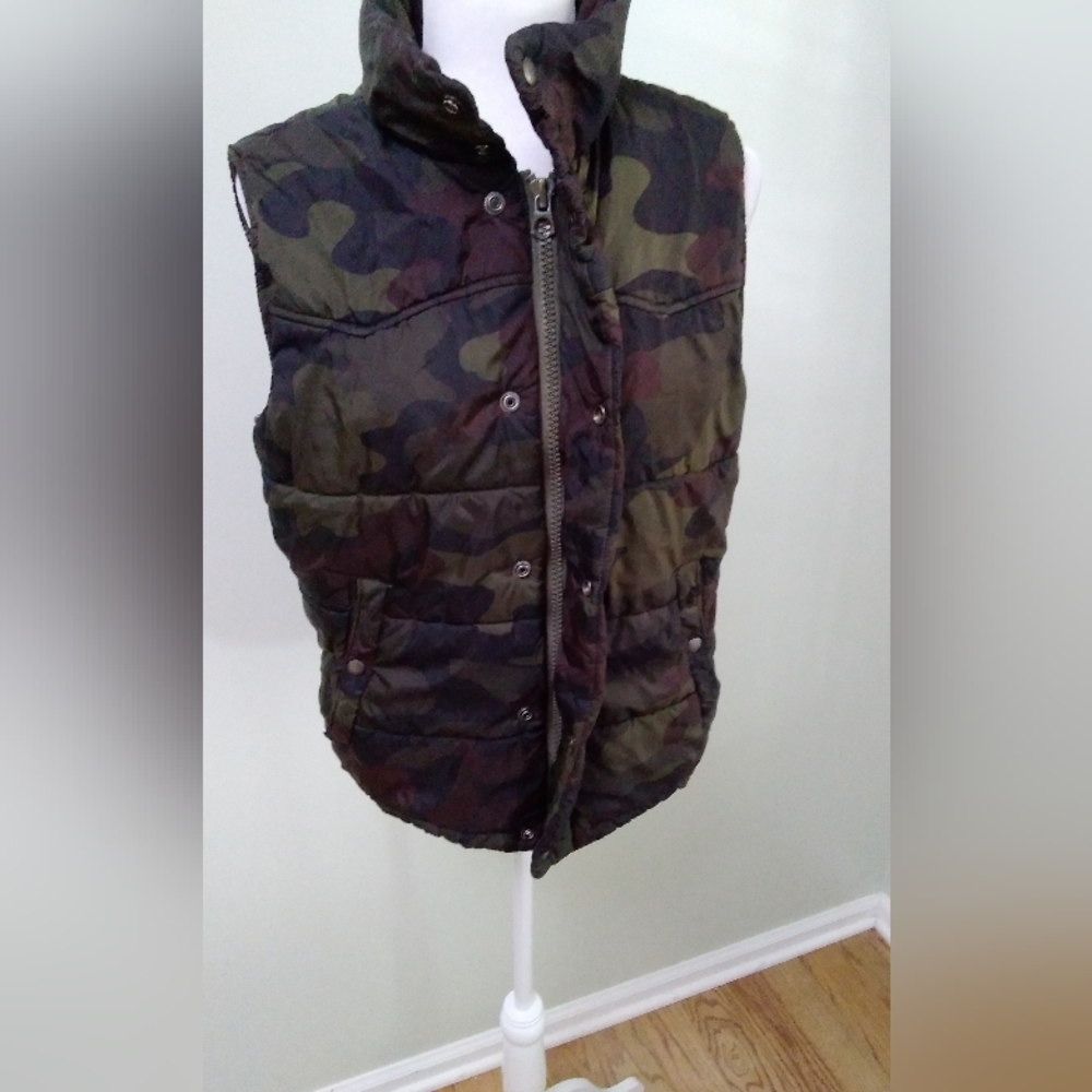 American Eagle Outfitters Camo Puffer Vest - Picture 3 of 10